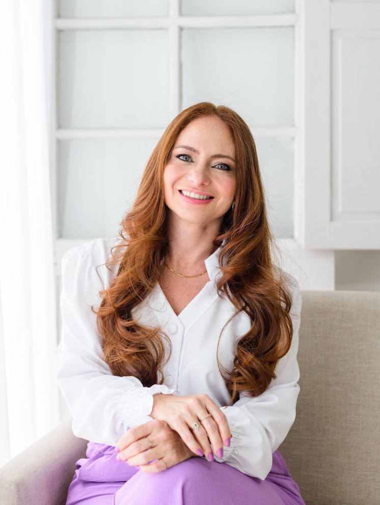 Joice C. Silva em ambiente de atendimento